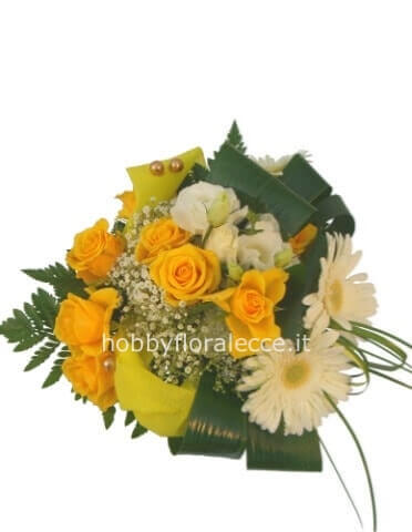 Composizione di fiori freschi assortiti, in particolare rose.